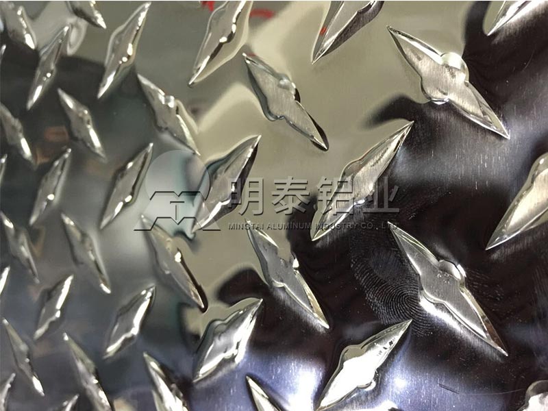 車廂用花紋鋁板合金規(guī)格有哪些？不同花紋板價(jià)格不同